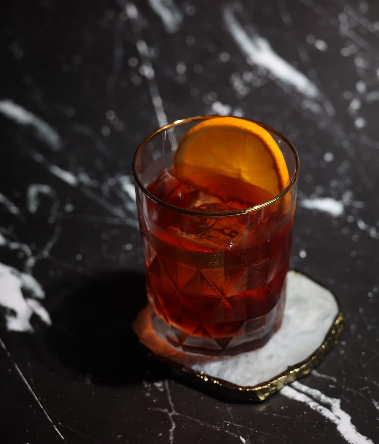 A Negroni koktél az egyik legikonikusabb ital a világon, mely évtizedek során igazi klasszikussá vált. A receptje pedig több mint egy évszázadra nyúlik vissza.