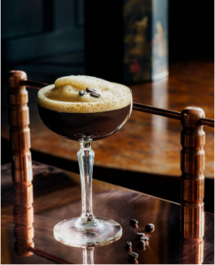 Az Espresso Martini egy elegáns klasszikus a koktélok világában! Friss eszpresszó, vodka és kávélikőr keveréke, amely egyaránt népszerű étkezések után és bulikban.