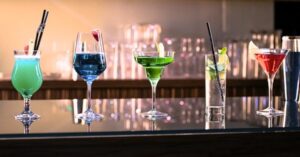 A koktél keverése és rázása a választott italoktól függ. Mindkét technikának megvan a célja, amely befolyásolja az ital végső ízét, textúráját és hőmérsékletét.