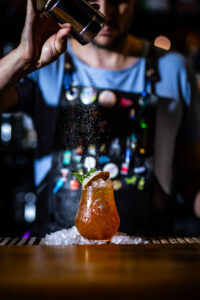 Az Unicum Orange Bitterrel készített receptünk egy különleges összeállítás, mely garantáltan lenyűgözi a vendégeket. Ezt a koktélt nem lehet nem szeretni.