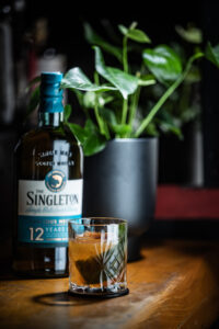 A single malt és a blended whisky egyaránt elengedhetetlen része a skót whisky évszázados hagyományainak. Mindkét típus bemutatja az egyedi íz-változatosságot.