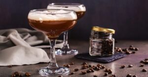 Amikor az otthoni pihenés helyett az éjszaka különleges vibráló energiájára vágyunk, az Espresso Martini az a koktél, ami minden érzékünket felébreszti.