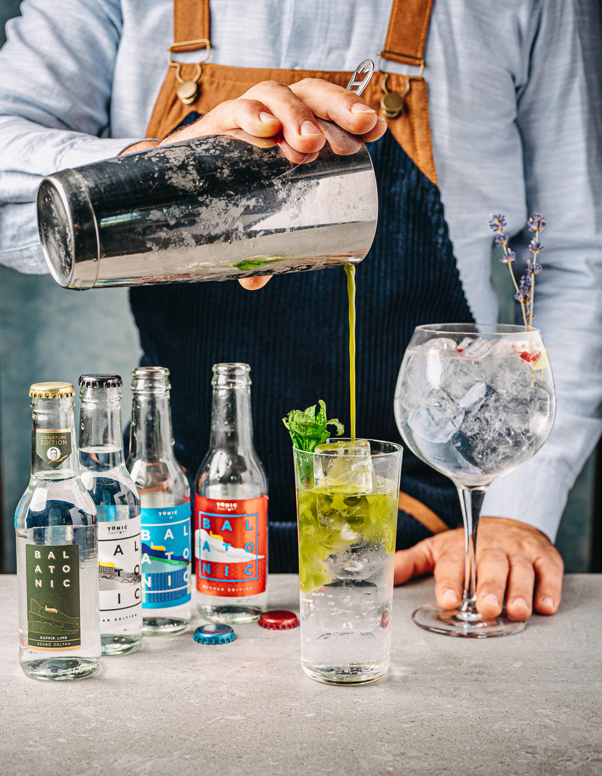 A gin és a tonik elválaszthatatlan párost alkotnak! Könyvünkben bemutatjuk a legjobb hazai és nemzetközi gin kínálatot, ikonikus koktélokat és a gin kultúrájának titkait.