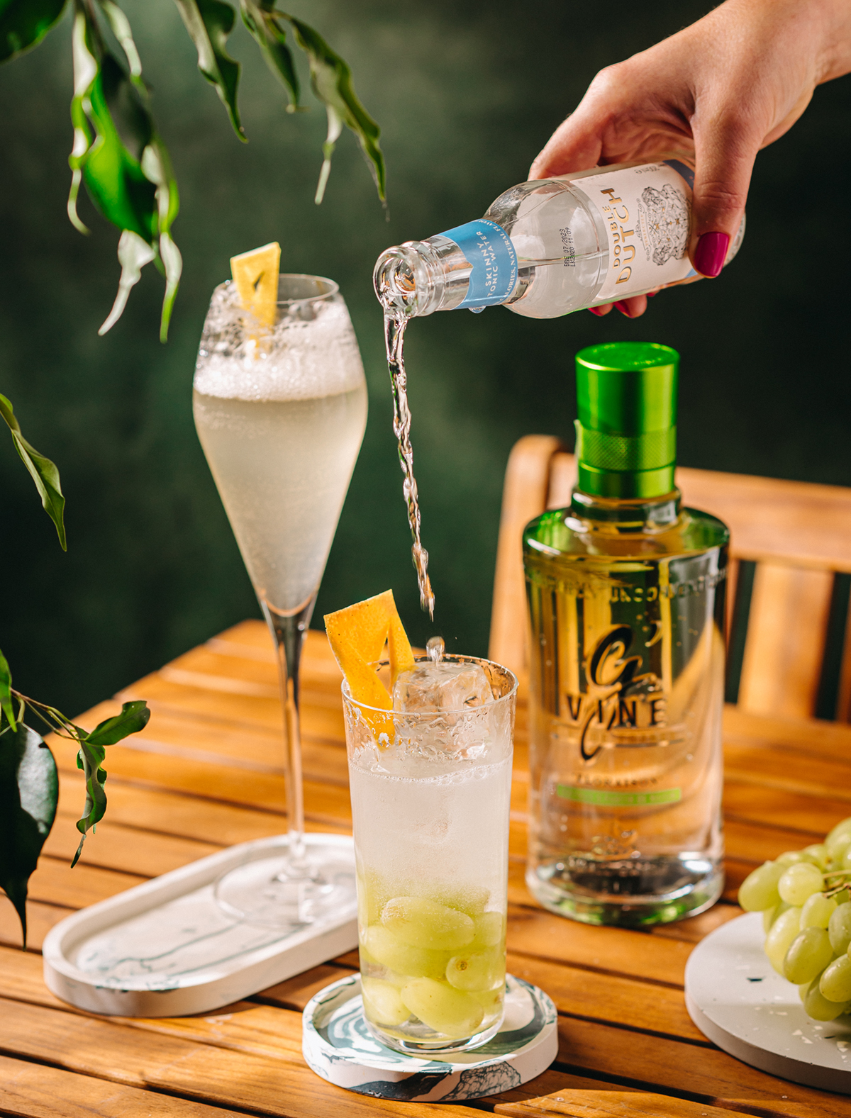 Gin rajongóknak kötelező! Fedezd fel a lepárlók titkait, a gin történelmét és készítsd el a legjobb gin-tonikokat és más koktélokat a mi receptjeinkkel!