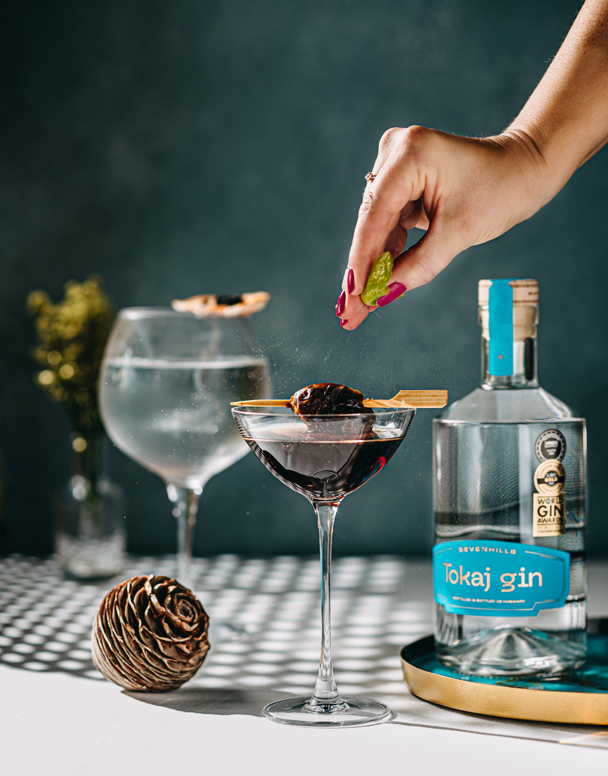 A gin egzotikus világa már vár rád! Könyvünkben legendás receptek, izgalmas történetek és a legújabb gintrendek segítenek elmerülni az ital művészetében.