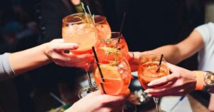 A koktélpartik célja a könnyed társalgás és kapcsolatépítés. Házigazdaként figyeljünk az italok és ételek megfelelő kínálatára, valamint a vendégek hangulatára.