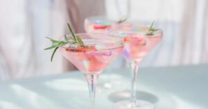 A tejszínes és krémes alapú koktélok nemcsak magas zsírtartalmúak, hanem a gazdag, krémes összetevők és a cukros likőrök miatt jelentős kalóriabombák is.